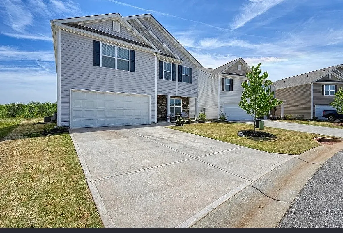 4 bed, 2.5 bath, 2230 sqft, $2,200 — Photo 2