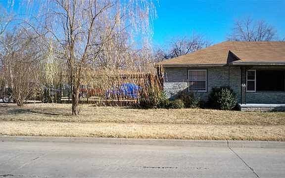 3rd image of 616 NW Bell Ave