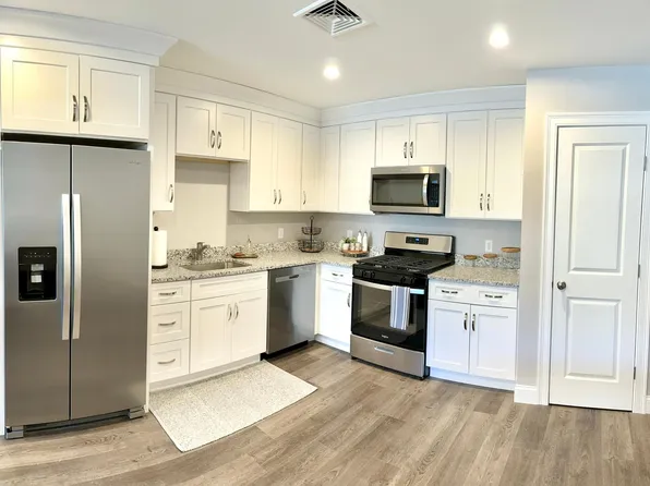 80 Cross Rd Unit 206, North Dartmouth, MA 02747