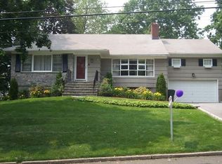 15 Saxon Way, New Rochelle, NY 10804