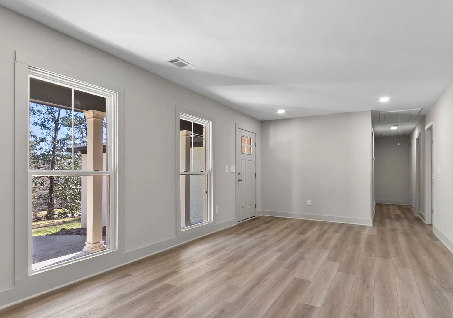 Cozy 3 Bed 3 Bath House! Available Now! — Photo 4