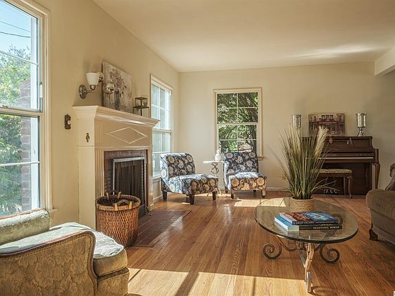 3rd image of 4814 Rosemont Ave