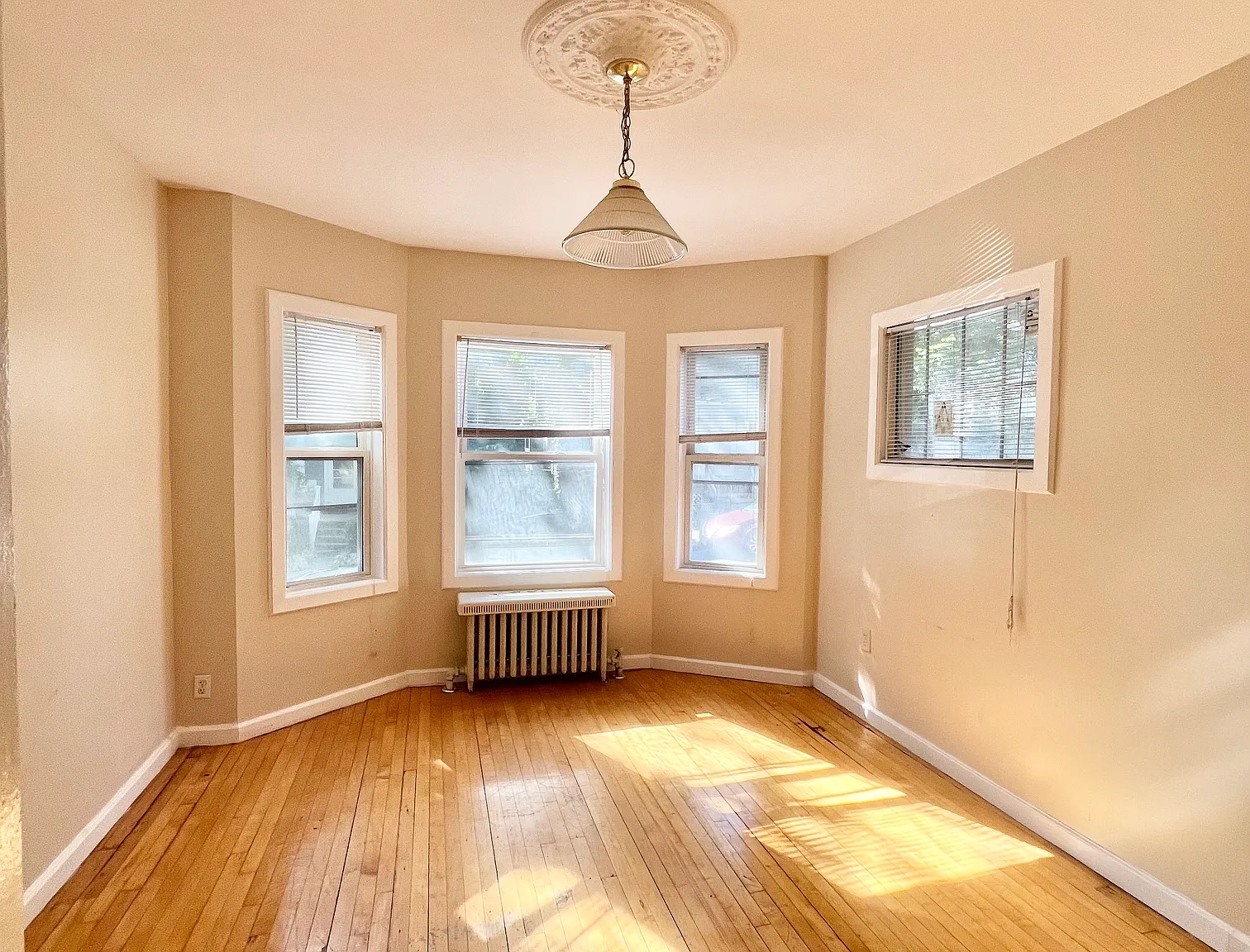 4 bed, 9999 sqft, $2,700 — Photo 2