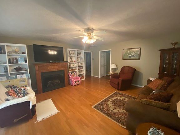 2nd image of 268 Calumet Ln