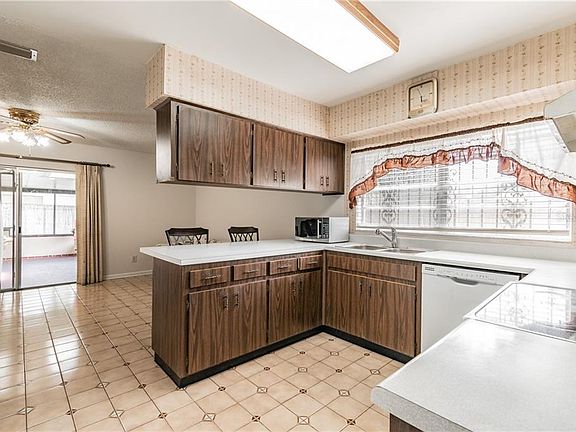 3rd image of 7010 Oakview Cir