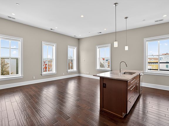 5th image of 1337 11th St NW Unit 2