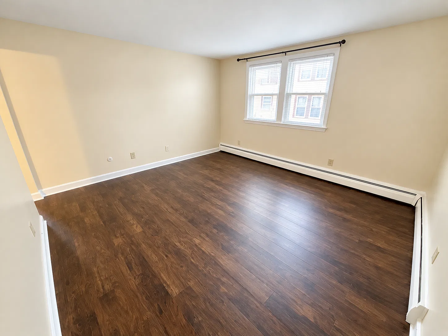 2 bed, 800 sqft, $2,400 — Photo 2