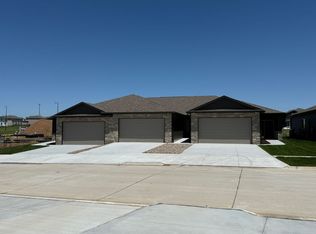 7007 Serpentine Dr, Lincoln, NE 68521