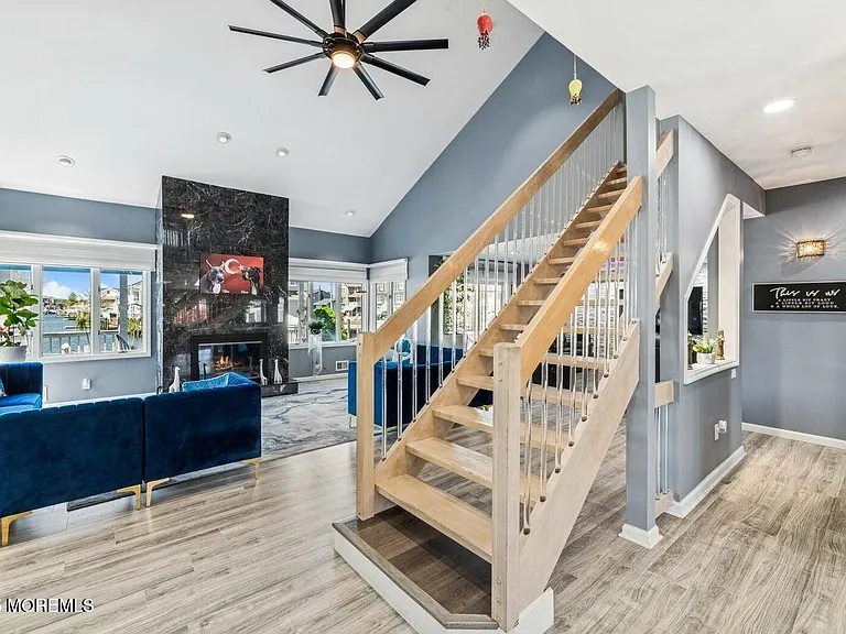 385 Aldo Dr — Photo 12