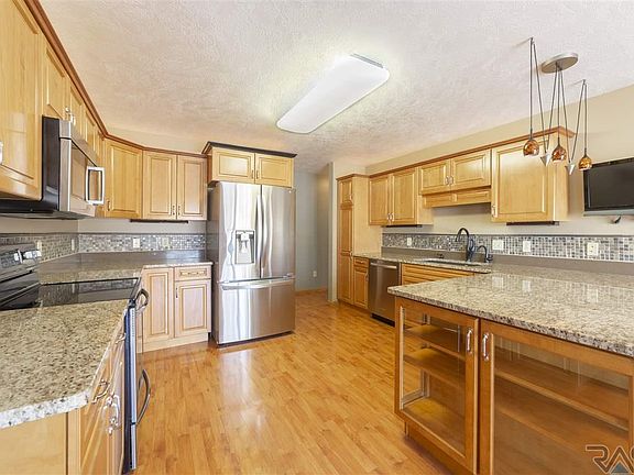 3rd image of 712 N Sandberg Dr