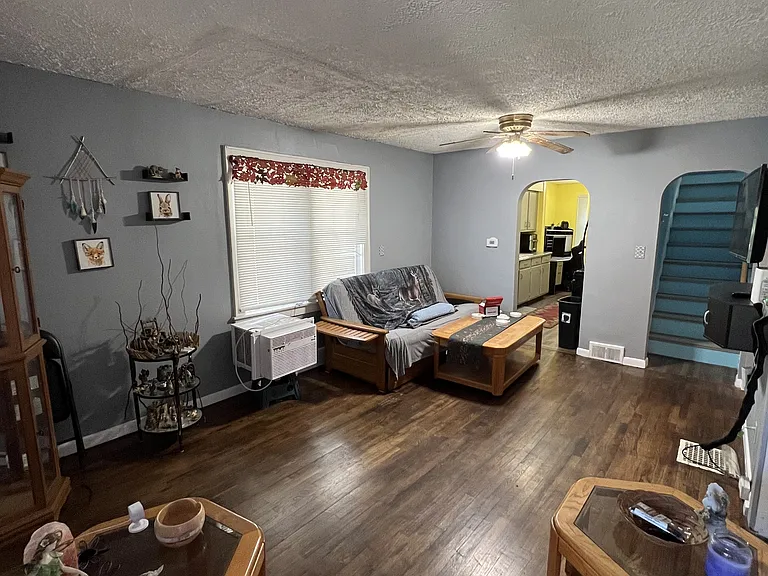 1223 Bensch St — Photo 2