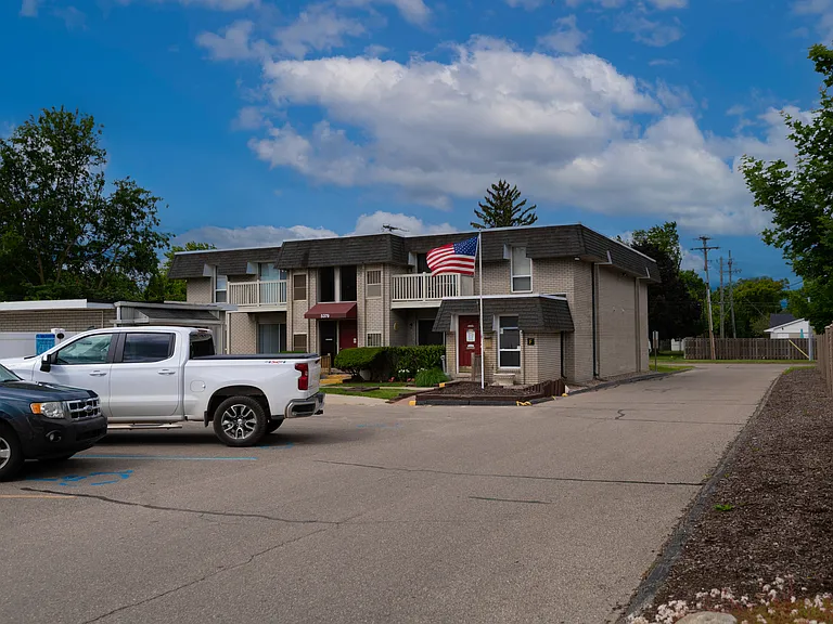 Embassy West Apartments — Photo 18