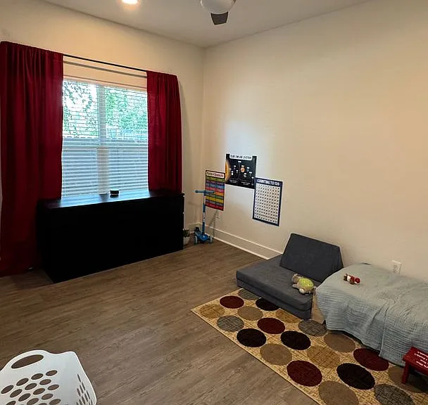 909 N Randolph Ave — Photo 12