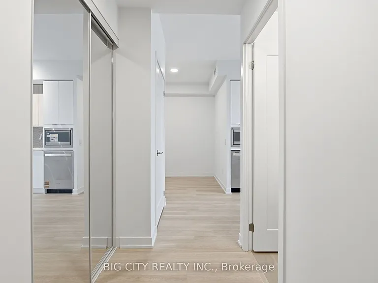 5105 Hurontario St #1401 — Photo 5