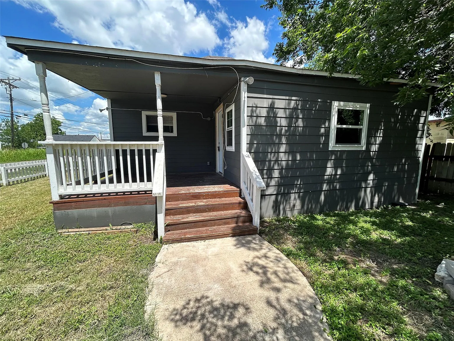 3 bed, 1.0 bath, 856 sqft, $1,300 — Photo 3