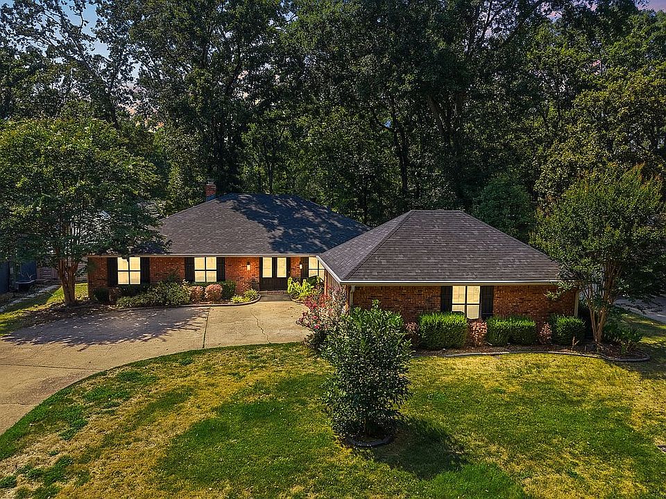 1st image of 7 Woodbridge Dr