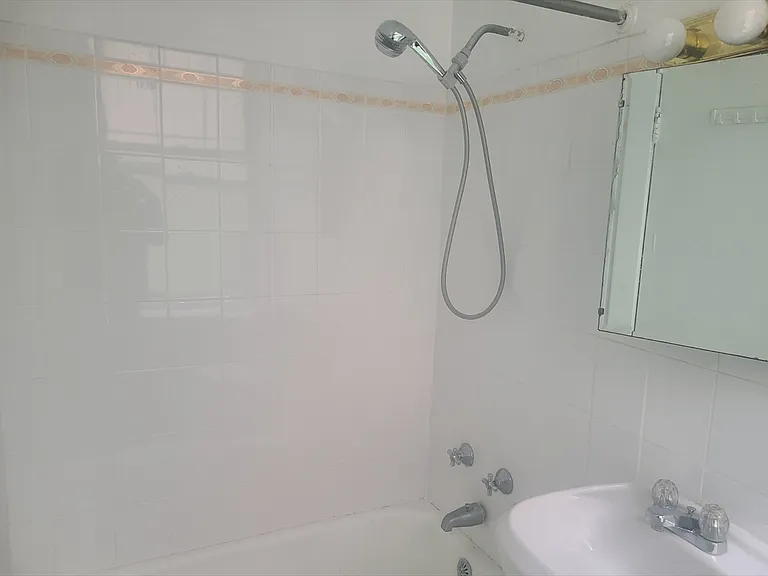 39 E Division St #4A — Photo 3