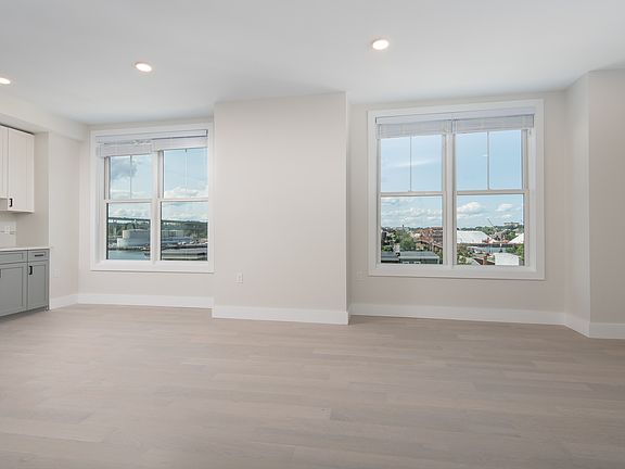 4th image of 425 Border St #405