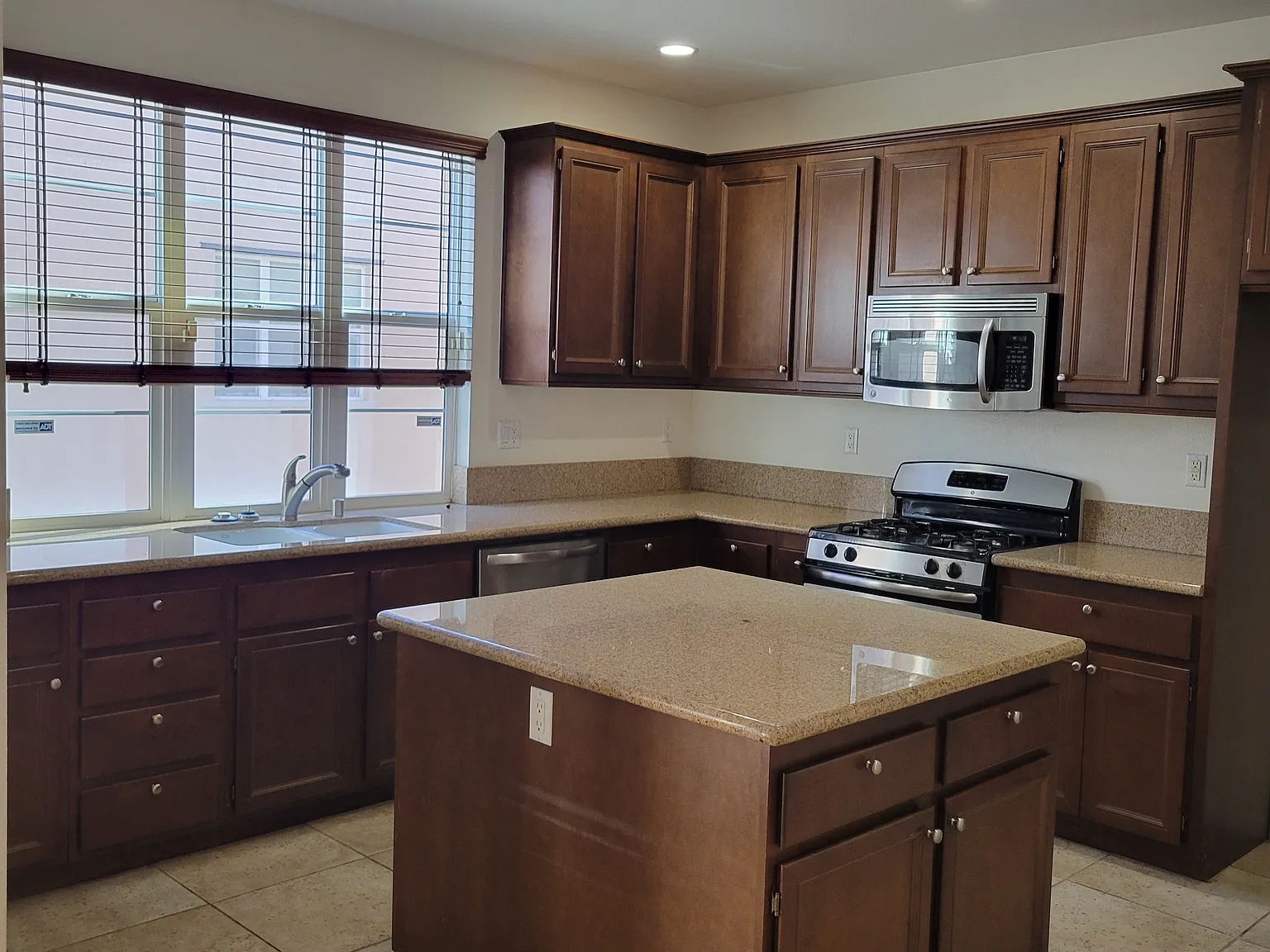 3 bed, 2.5 bath, 1775 sqft, $3,300 — Photo 2