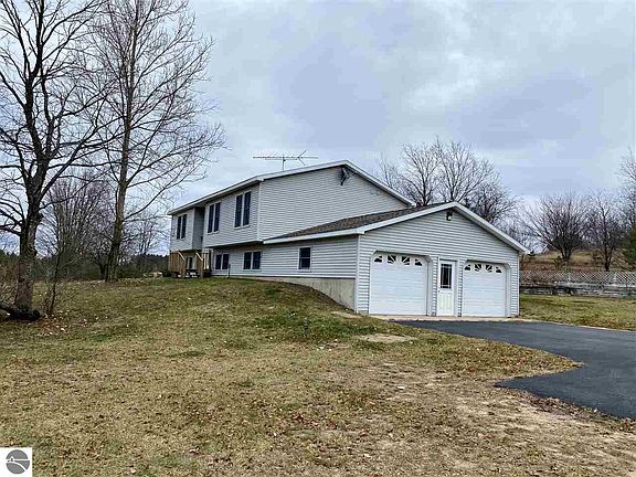 3rd image of 3760 N Mackinaw Trl