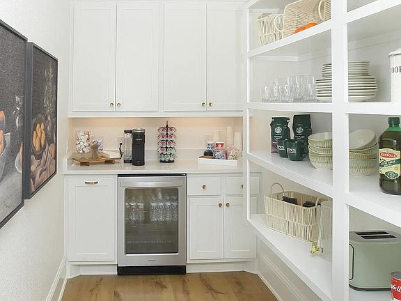 Overlook E Pantry