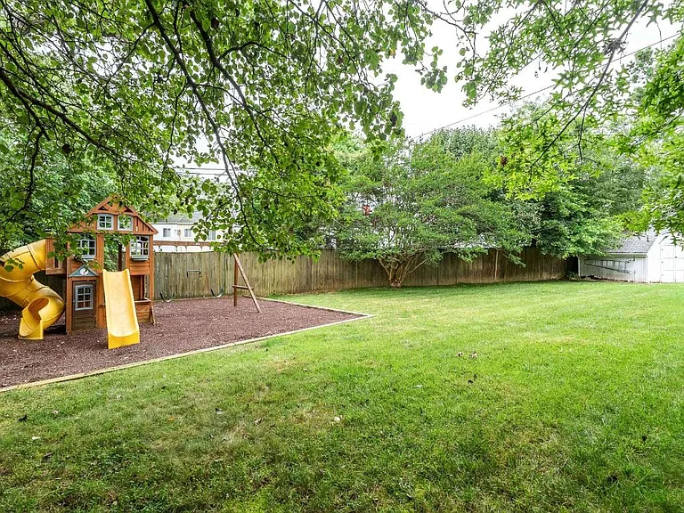 6814 Duke Dr — Photo 31