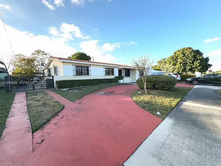 3420 SW 104th Ave — Photo 2