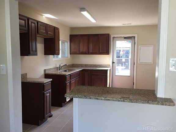 3rd image of 910 E Harwood Ave
