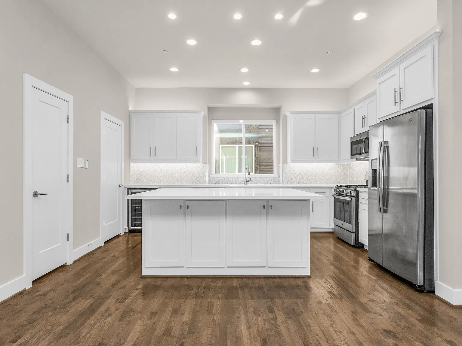 2 bed, 2.5 bath, 2245 sqft, $3,100 — Photo 1