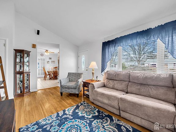 3rd image of 407 Clinton Ave