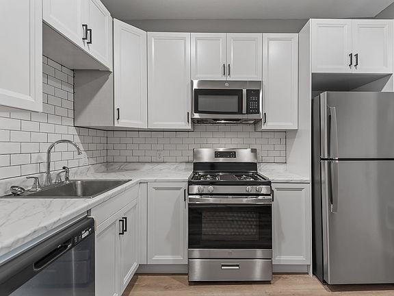 3rd image of 211 Grotto St N APT 2