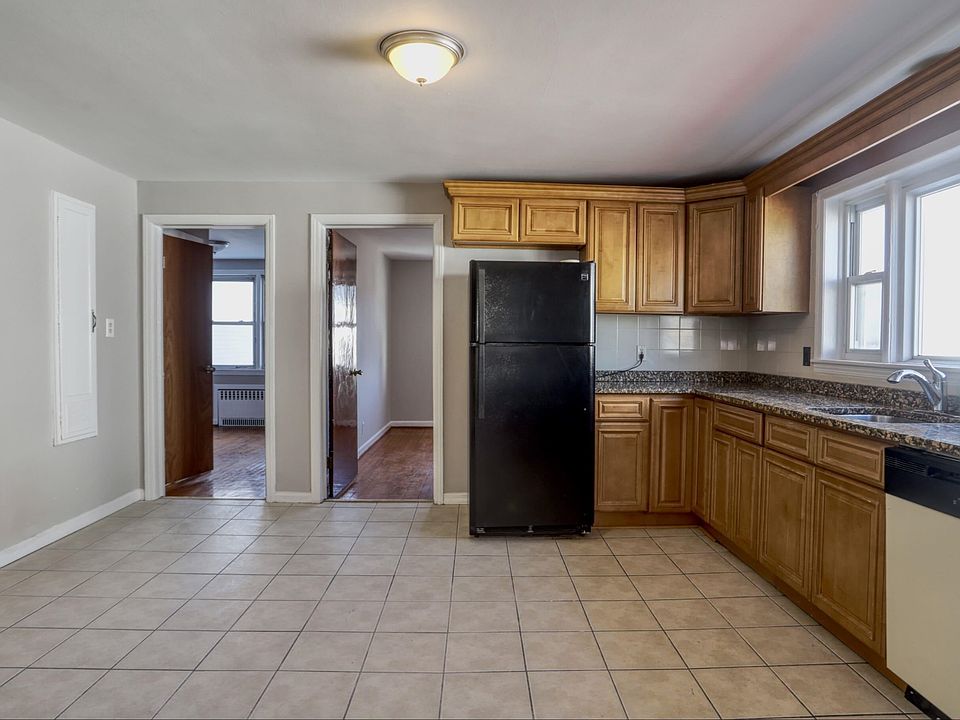 1st image of 125 Laidlaw Ave #2