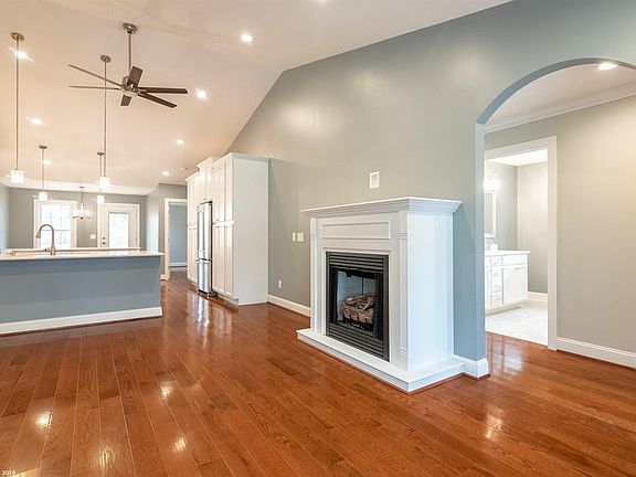 5th image of 180 Justin Ln