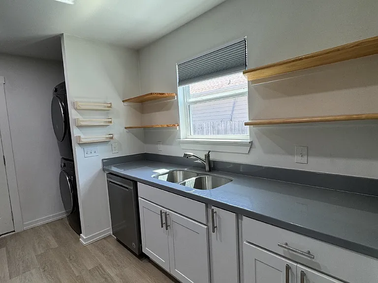 700 Hines Ave — Photo 8