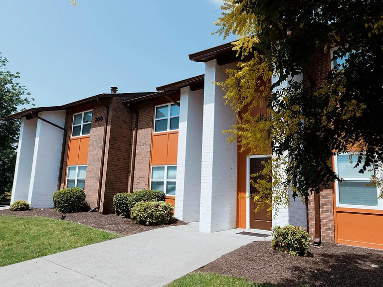 Hillhurst Apartments — Photo 37