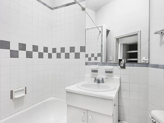 5th image of 140 W 69th St APT 83B