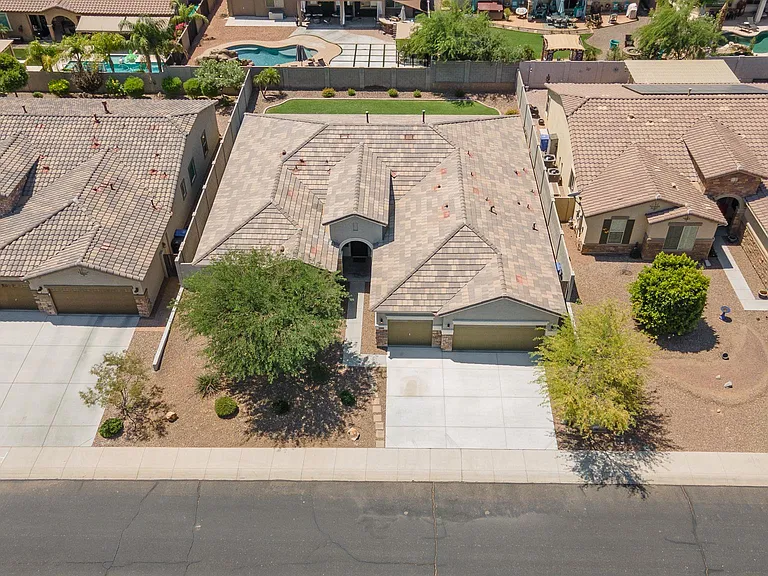 18445 W Saguaro Ln — Photo 2