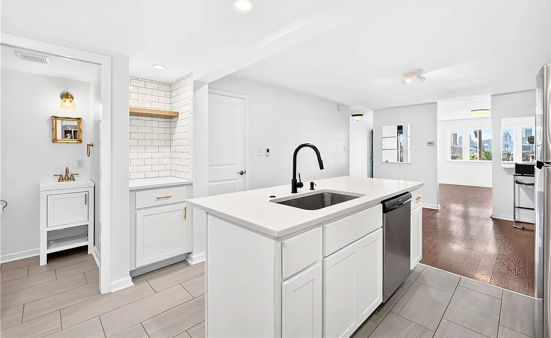 3 bed, 1.5 bath, 1816 sqft, $1,900 — Photo 4