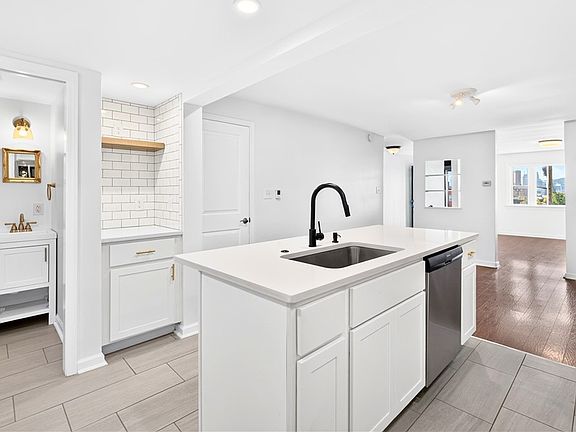 4th image of 204 E Jefferson St #1