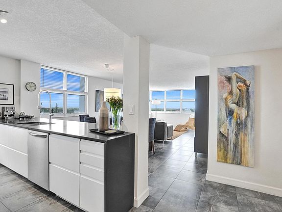 4th image of 800 SE 20th Avenue #915