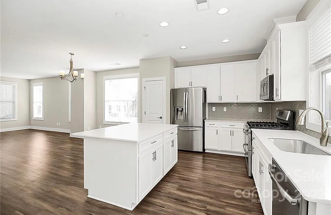 4 bed, 2.5 bath, 2394 sqft, $3,100 — Photo 4
