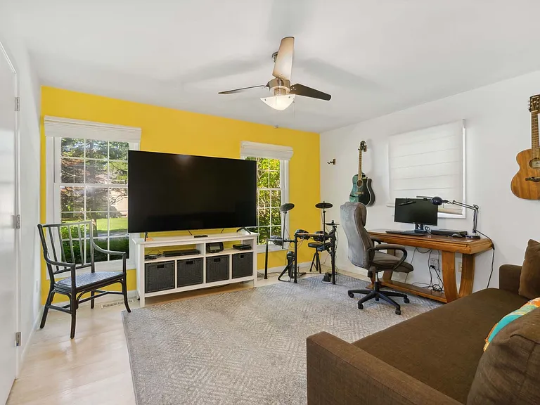 38 Eisenhower Dr — Photo 11