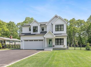 55 Squires Ave, East Quogue, NY 11942