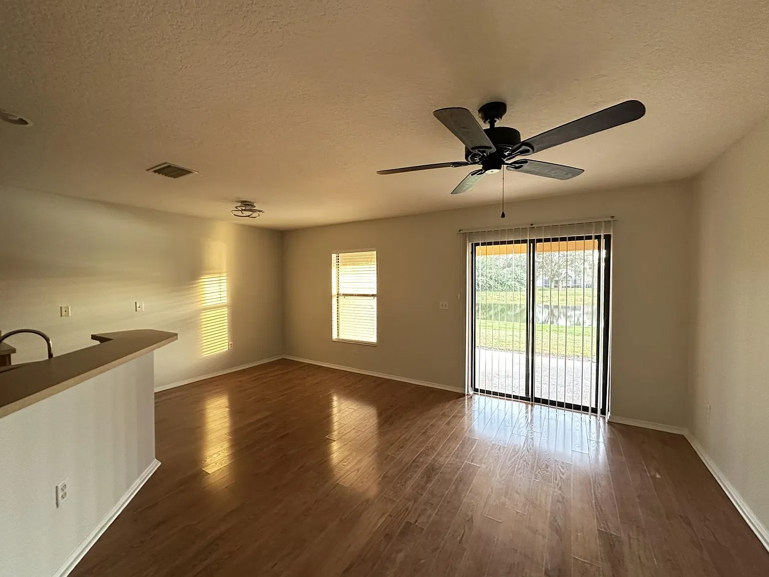 3 bed, 2.5 bath, 1360 sqft, $1,850 — Photo 2