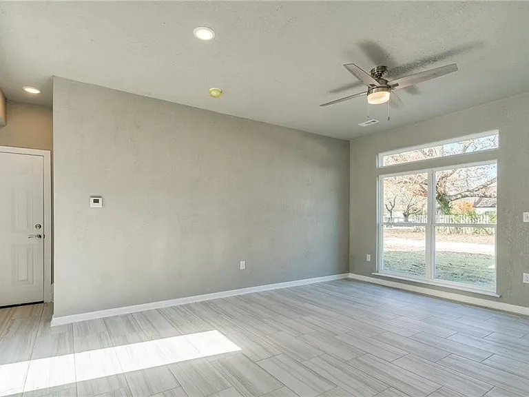 402 E Hemlock St — Photo 4