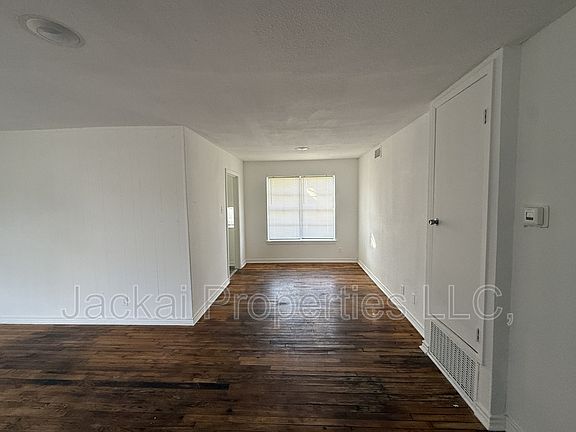 2nd image of 15 Macarthur Dr Unit B