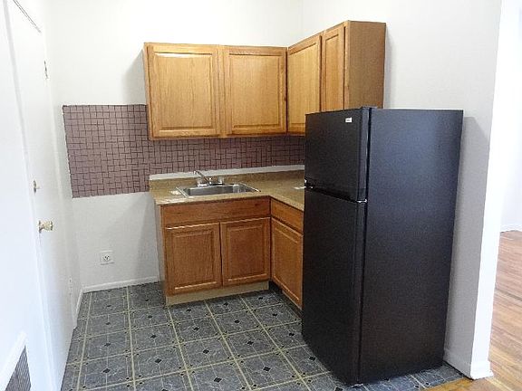 2nd image of 4507 N Malden St Unit 1B