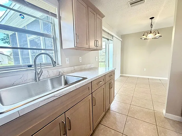 2 bed, 1050 sqft, $1,550 — Photo 4