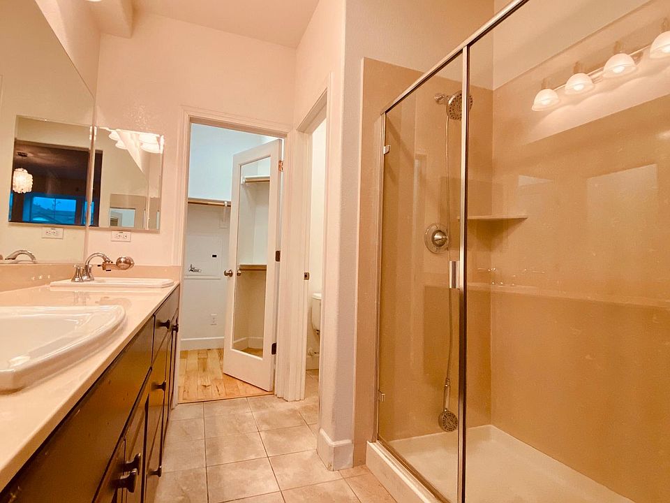 Main bedroom bathroom