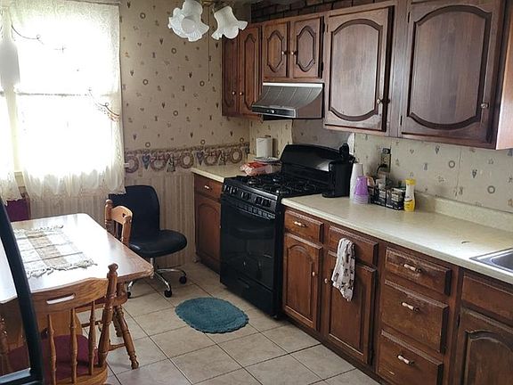 2nd image of 111 E 7th St